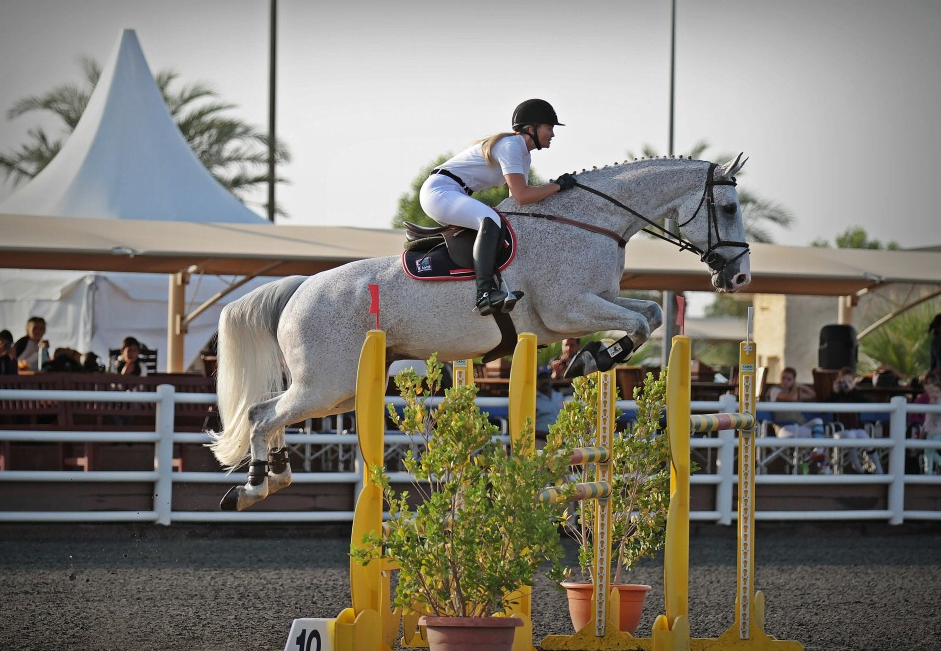 Tina Lund på prinsessens hest i Dubai