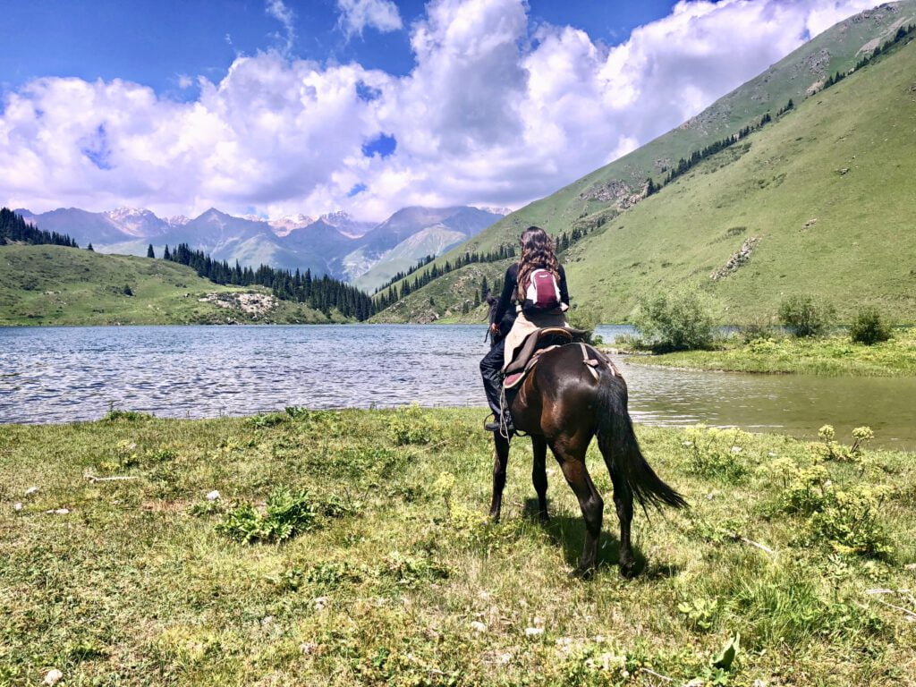Mathilde fra World On Horseback, på hest i Kyrgyzstan.  