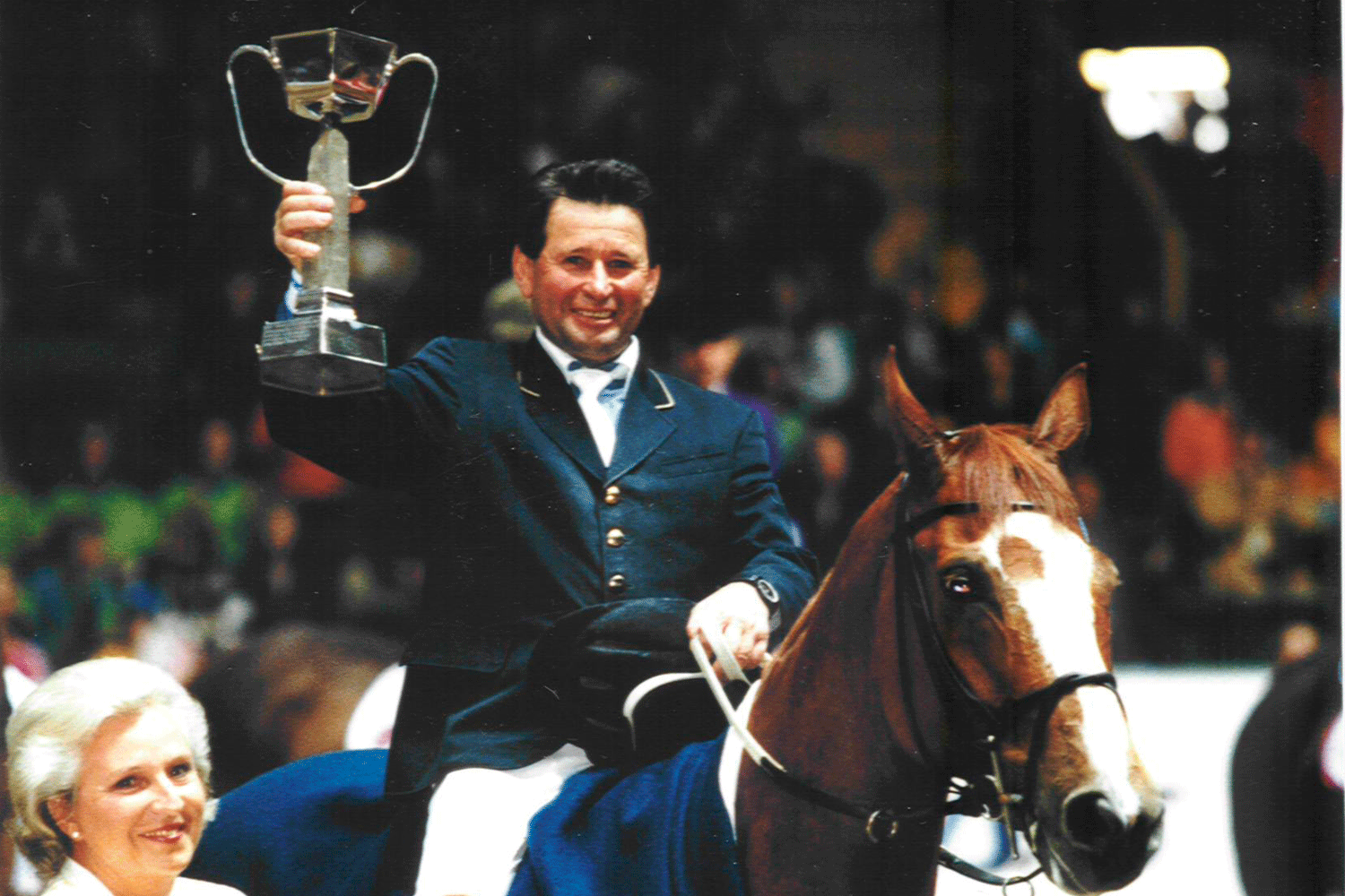 Hugo Simon løfter trofæet  i 1979. Foto: FEI